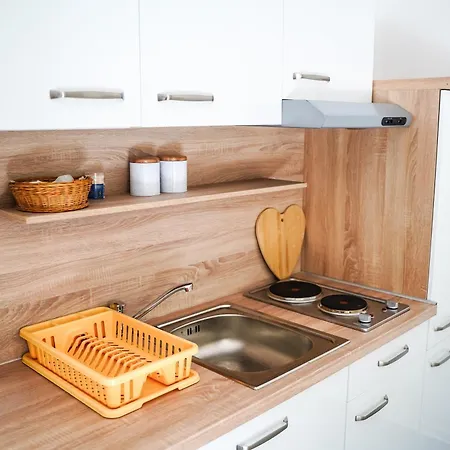 Mia With Free Onsite Parking