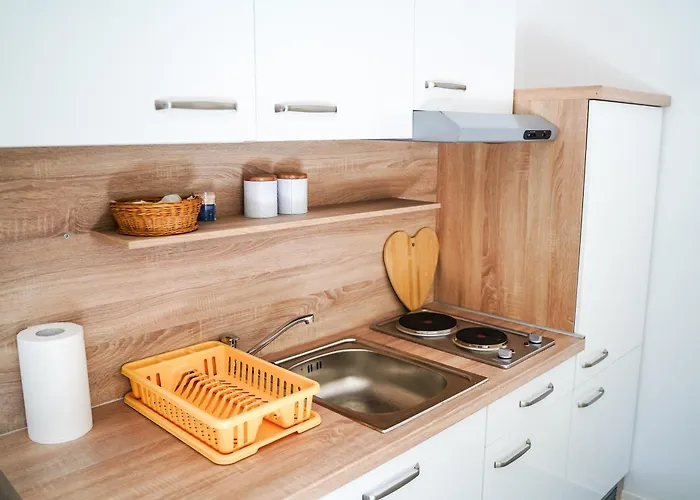 Mia With Free Onsite Parking